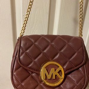 Michael kors shoulder bag, burgundy color in perfect condition.